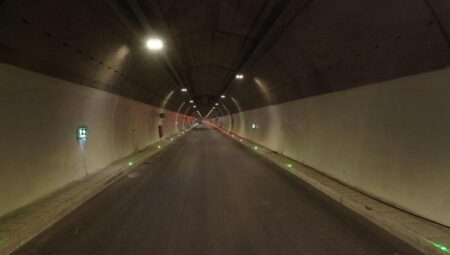 Dünyanın üçüncü, Avrupa’nın en uzun çift tüplü karayolu tüneli açılış için gün sayıyor